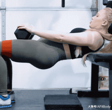孕妈坚持去健身, 训练让她感觉快乐, 身材依然有型