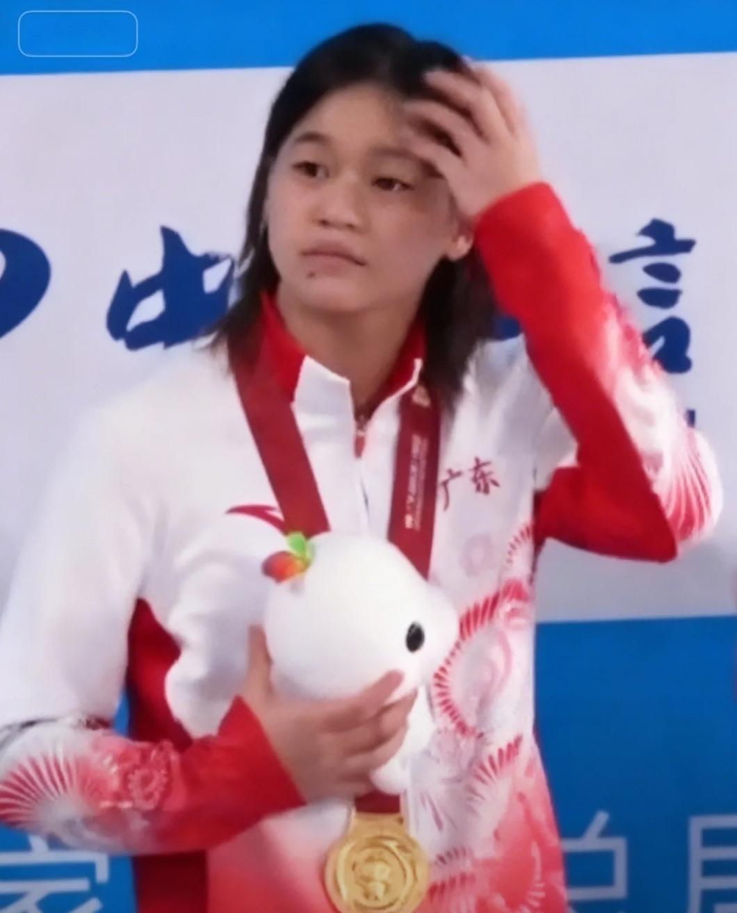 全红婵你让太我“失望”了！这次全运会，你和队友一起夺得跳水团体赛金牌。手拿娃