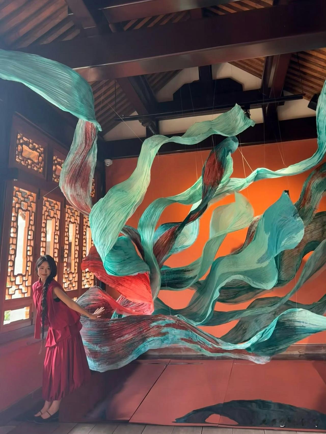 为了给蓝盈莹拍摄这组美图，团队小伙伴也不容易，用丝线把飘带吊在悬梁上，最大程度营