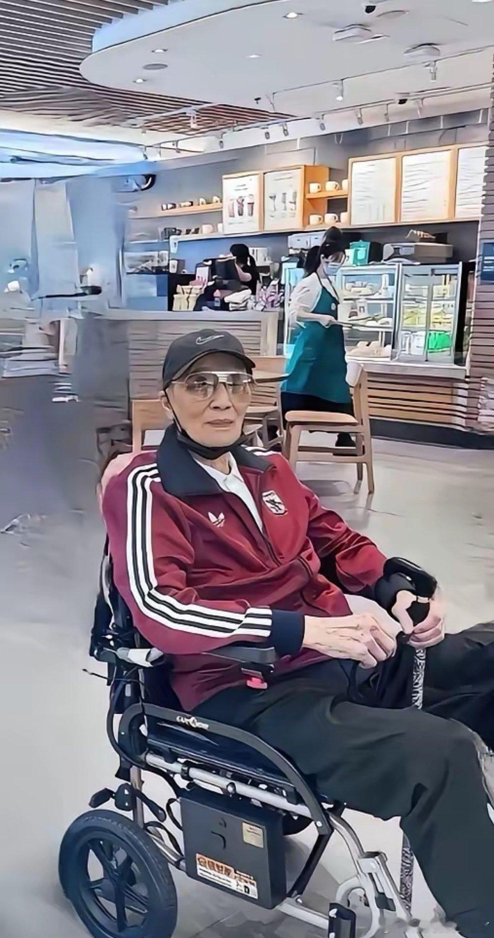 89岁谢贤被问到怎么看待coco爆料他们的恋爱往事，本以为谢贤会暴跳如雷，没想到