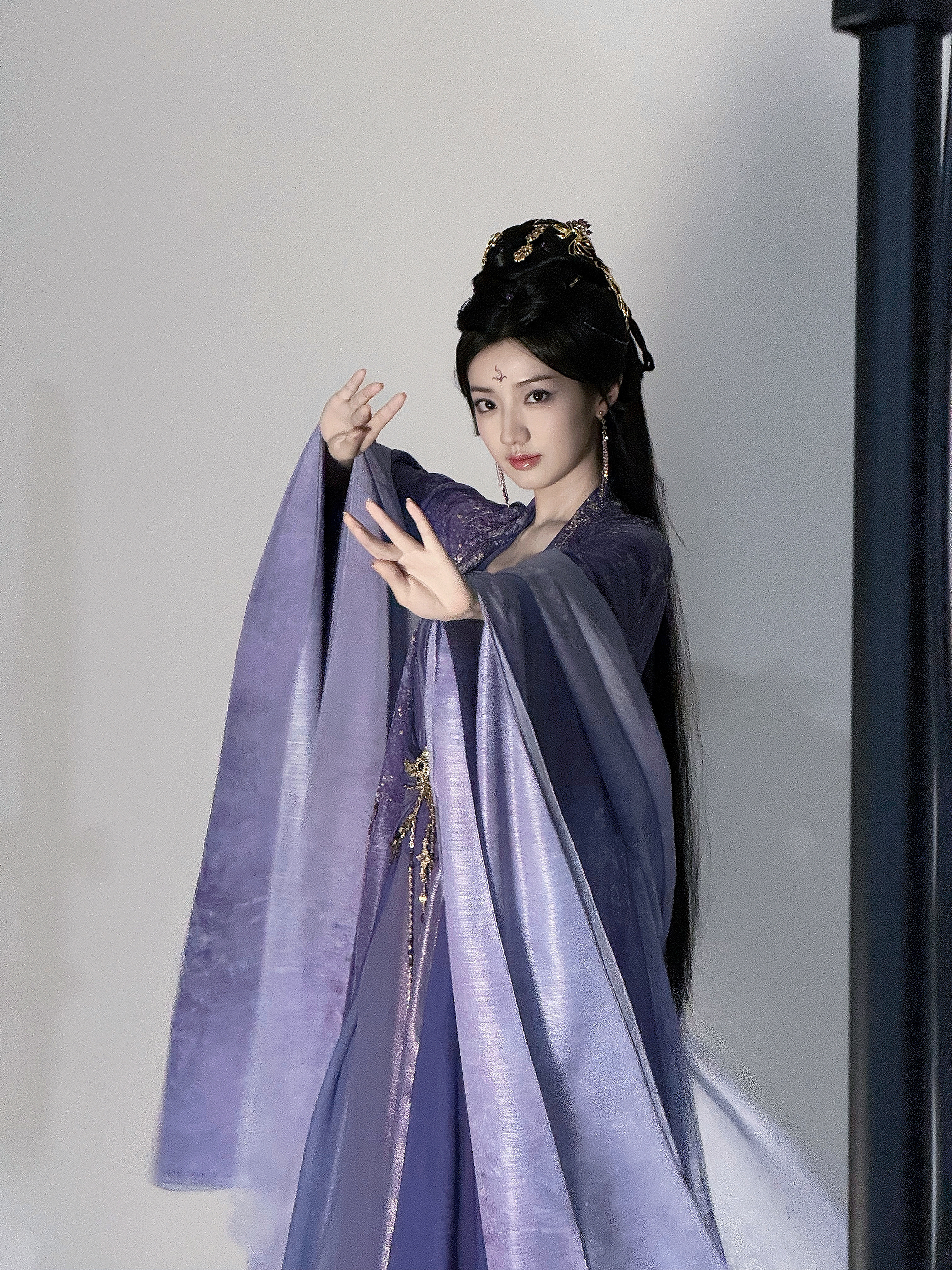 试妆发型比较有姐感最后定妆比较妹感两版都不错黄羿《佳偶天成》左盈盈