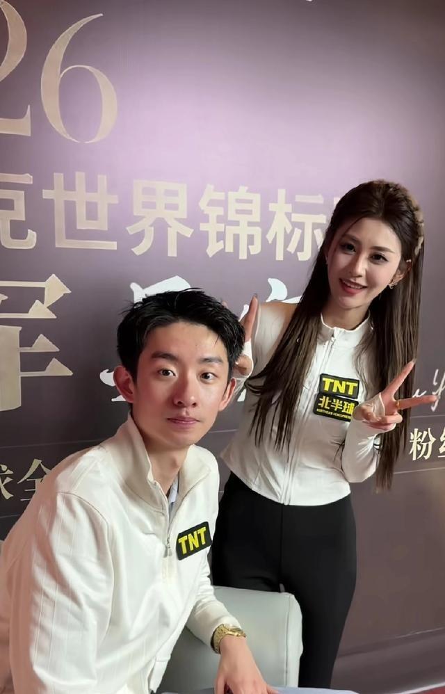 吴宜泽刚夺冠就被全网按头“发对象”，就因为和美女裁判佘珍珍合了个影，评论区全是磕
