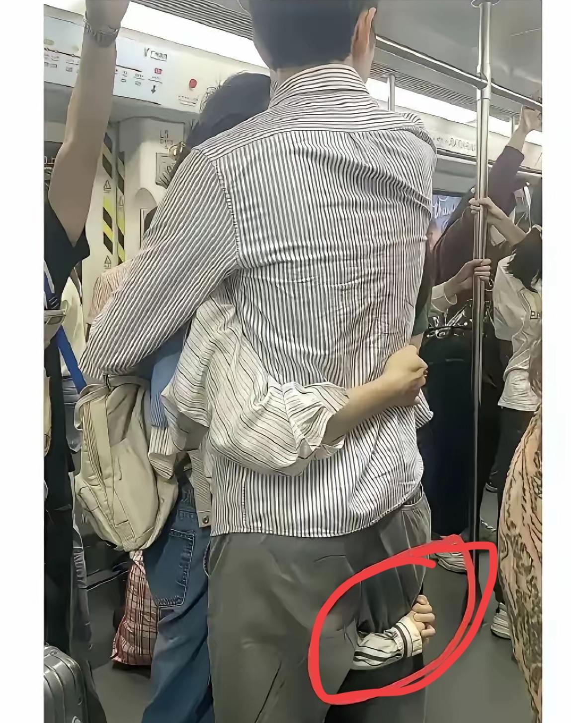 这是一个家庭的天，看到这个图片泪目了，生活中的男人哪一个会容易呢？