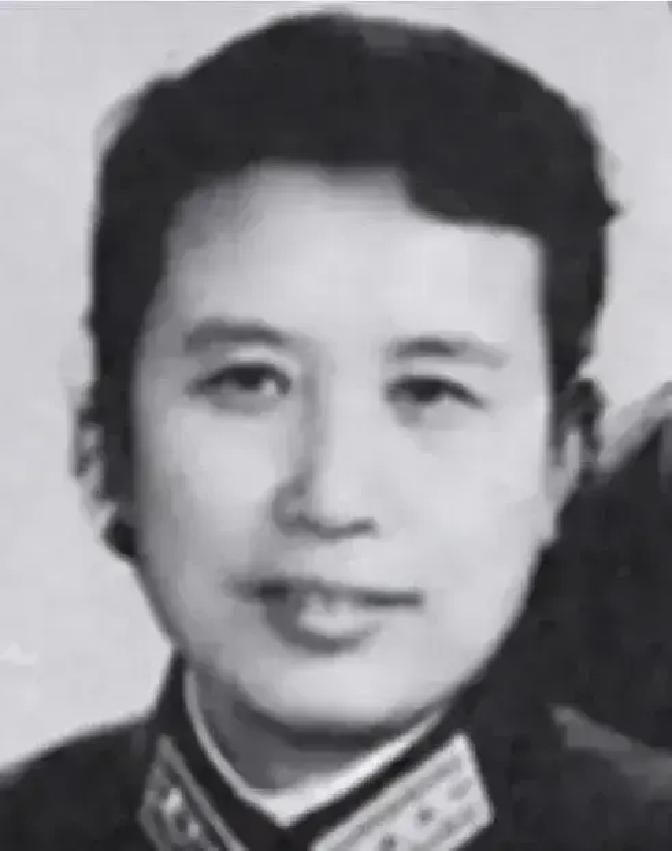 1936年马来亚槟城，廖家为15岁的廖冰筹办盛大婚事，父亲是南洋橡胶富商，联姻对