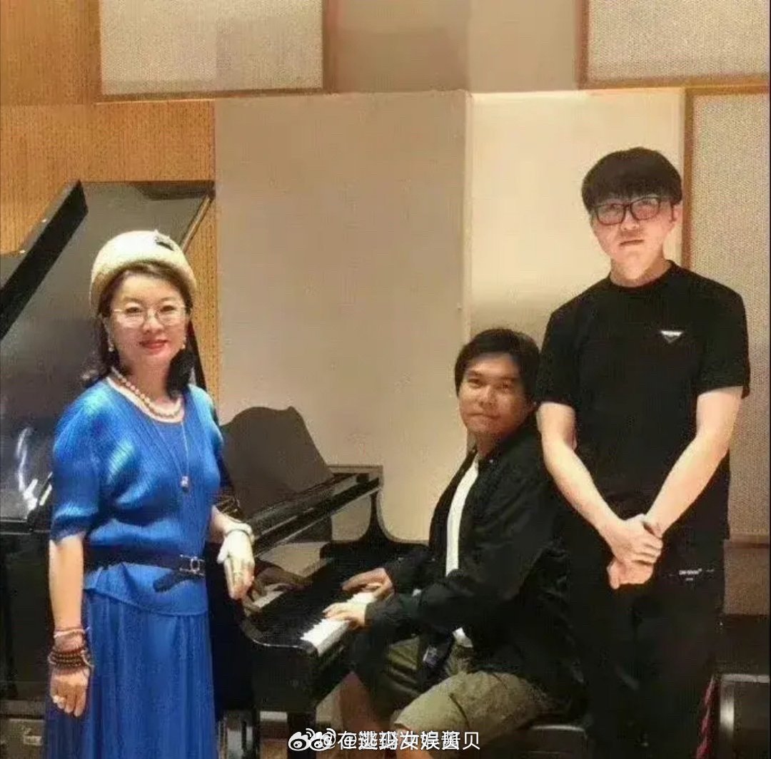 毛不易这“蛇精脸”看了半天才发现是光线问题啊