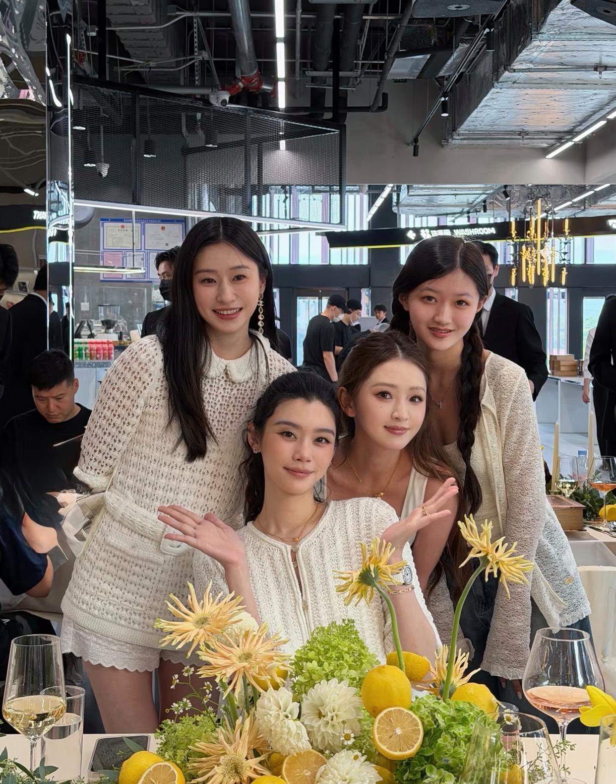 看完奚梦瑶线下活动生图真的被惊到，今年已经38岁，还生育了两个孩子，可身材依旧高