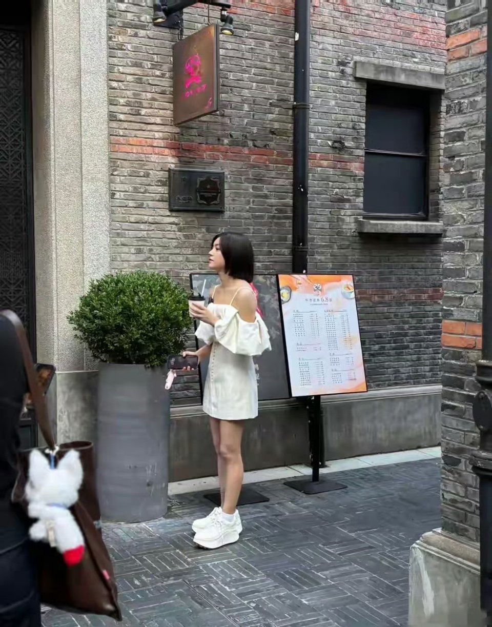 上海滩餐厅偶遇陈妍希，看着瘦了些小小只，40多岁的人打扮像少女​​​​