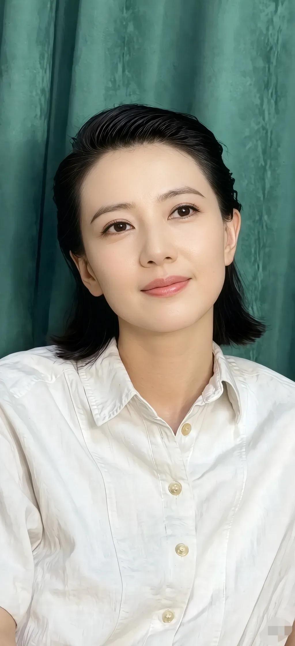 高圆圆这身白衬衫造型，你们觉得怎么样？没有华丽的礼服，一件简单白衬衫就足够出彩