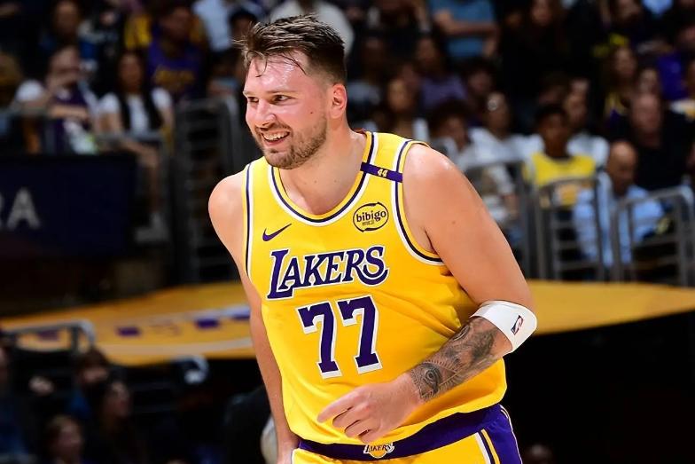 早上醒来，2个好消息都有利于湖人，明天打活塞赢定了！都知道湖人明天要打活塞力争