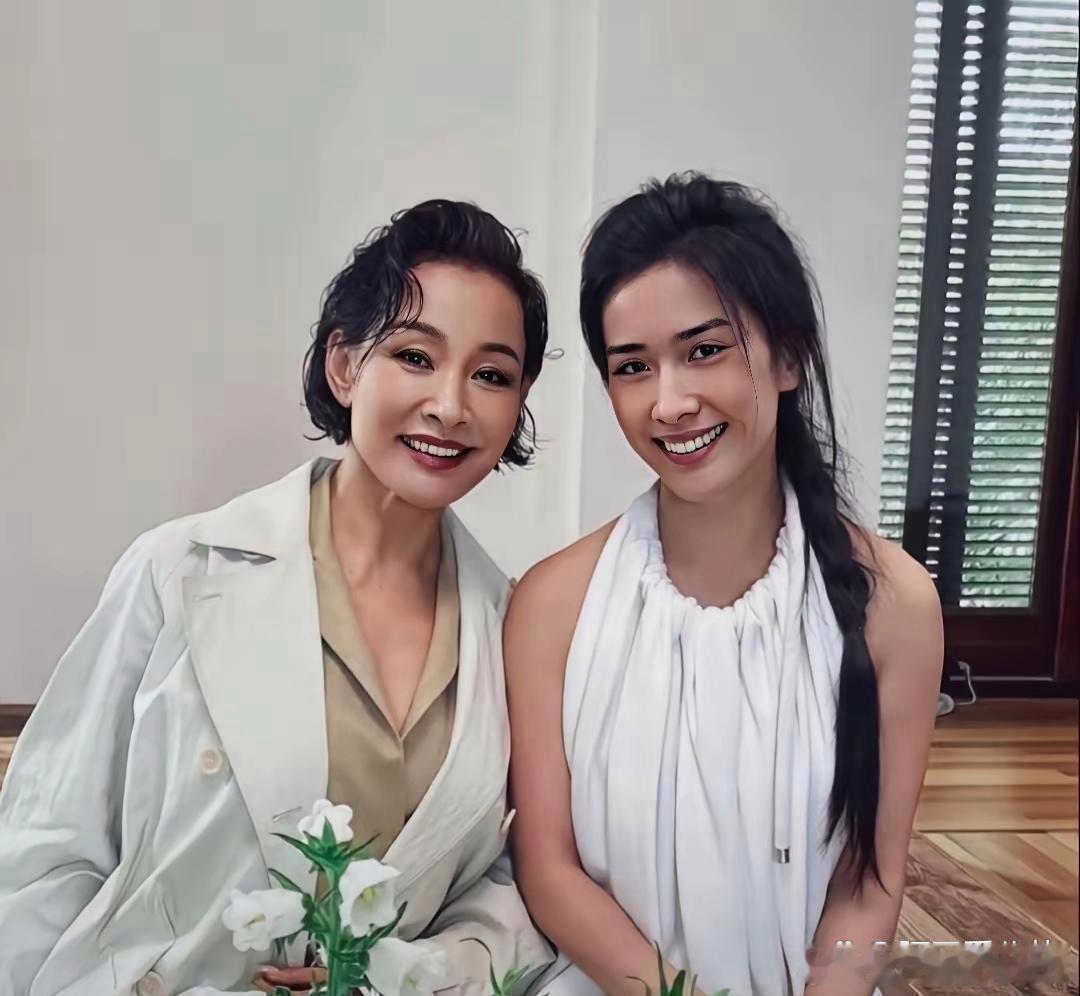 陈冲和女儿的合影，女儿比妈妈还漂亮。她女儿也是演员，笑起来还有小虎牙。