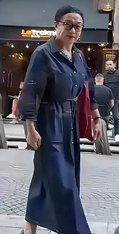 曾经家喻户晓的争议人物，还认识吗？有网友拍到在法国街头的金星。短短一年，已面目
