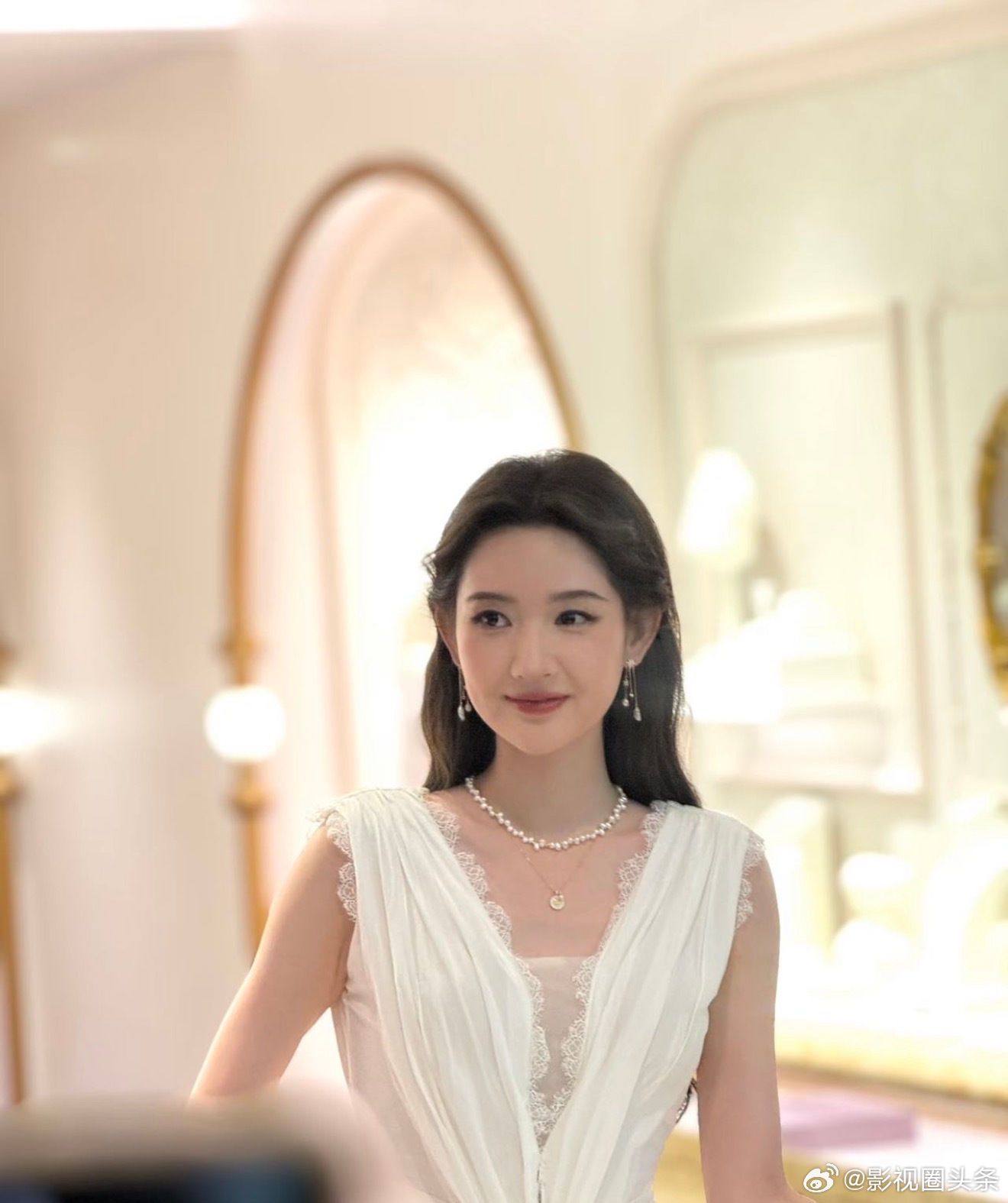 王玉雯白裙体态太优越了这一身白色长裙的王玉雯体态也太优越了，路人只是随手一拍她
