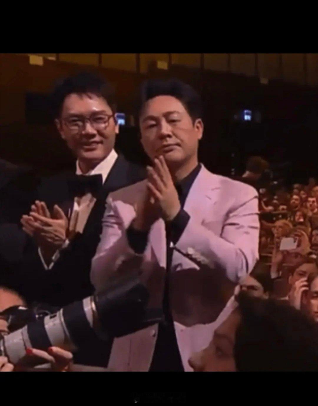 正常人一眼就能分清高兴和不爽两种神态吧别告诉我演技派不知道高兴地祝贺怎么演，这是