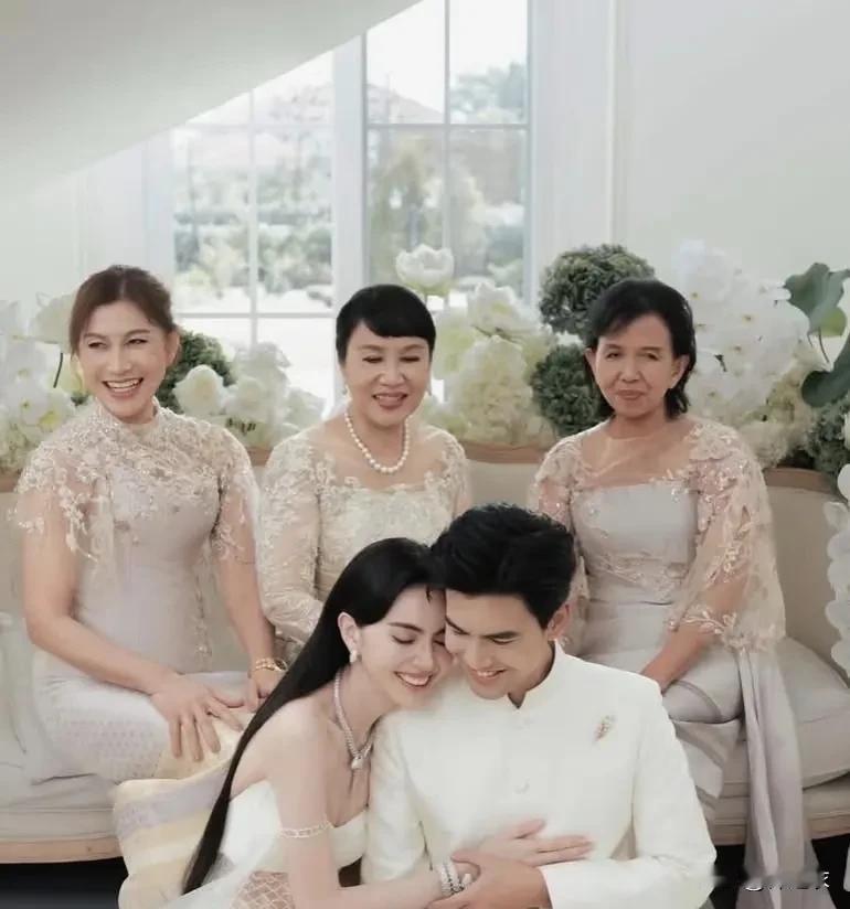 泰国女星Mai的丈夫近日接受采访时说；他和Mai并没有领结婚证，因此有网友说，也