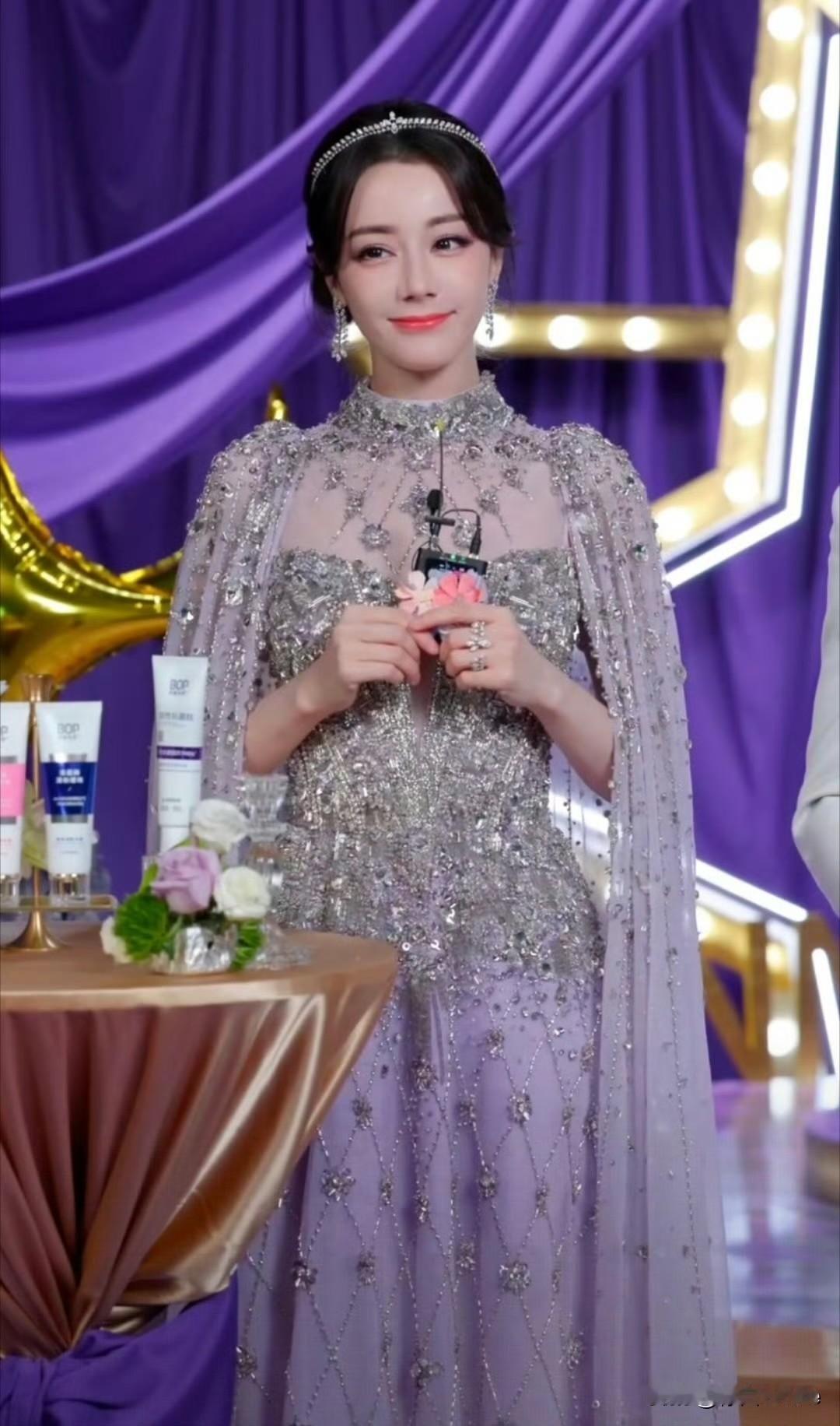 12月15日，迪丽热巴久违亮相直播！身穿重工满钻高定公主裙亮相，超美超闪耀！一