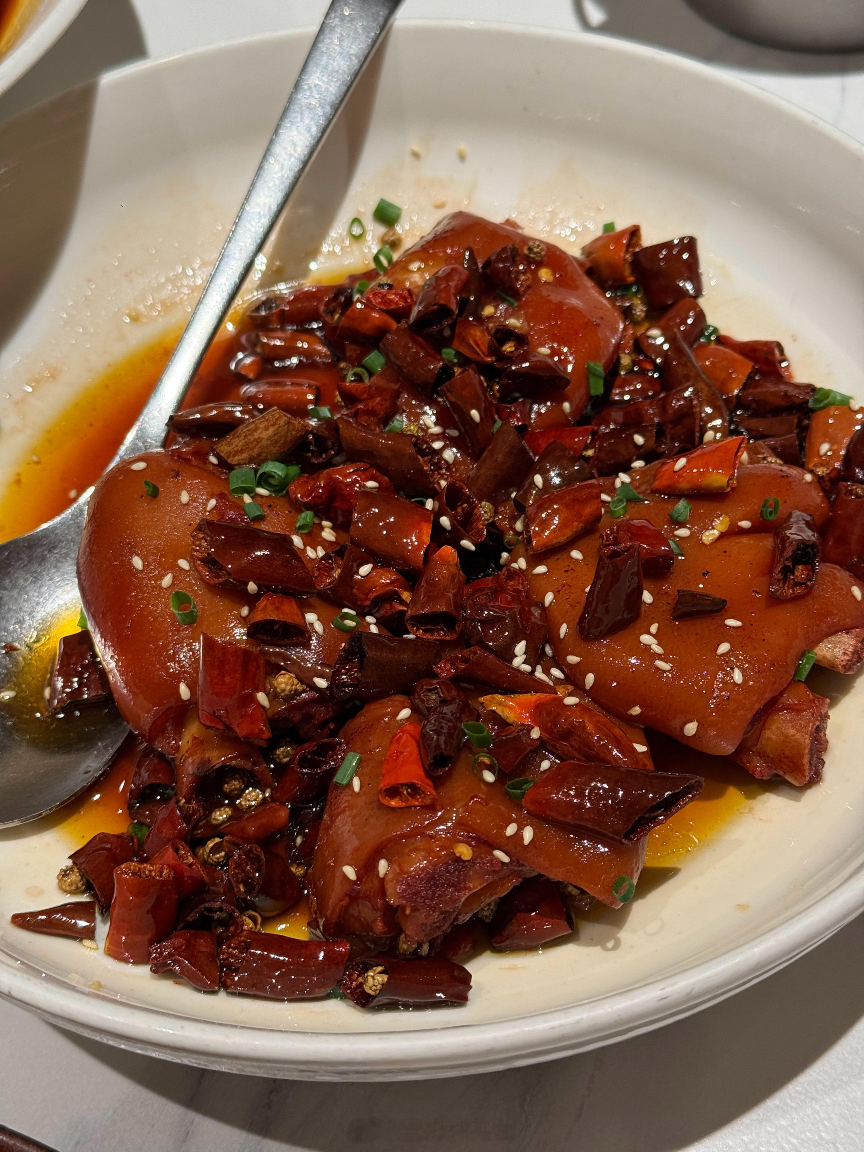 排队三个小时吃上的晚饭吃着还不错，味道如图所示就是等号时间过于离谱北京·胡大饭
