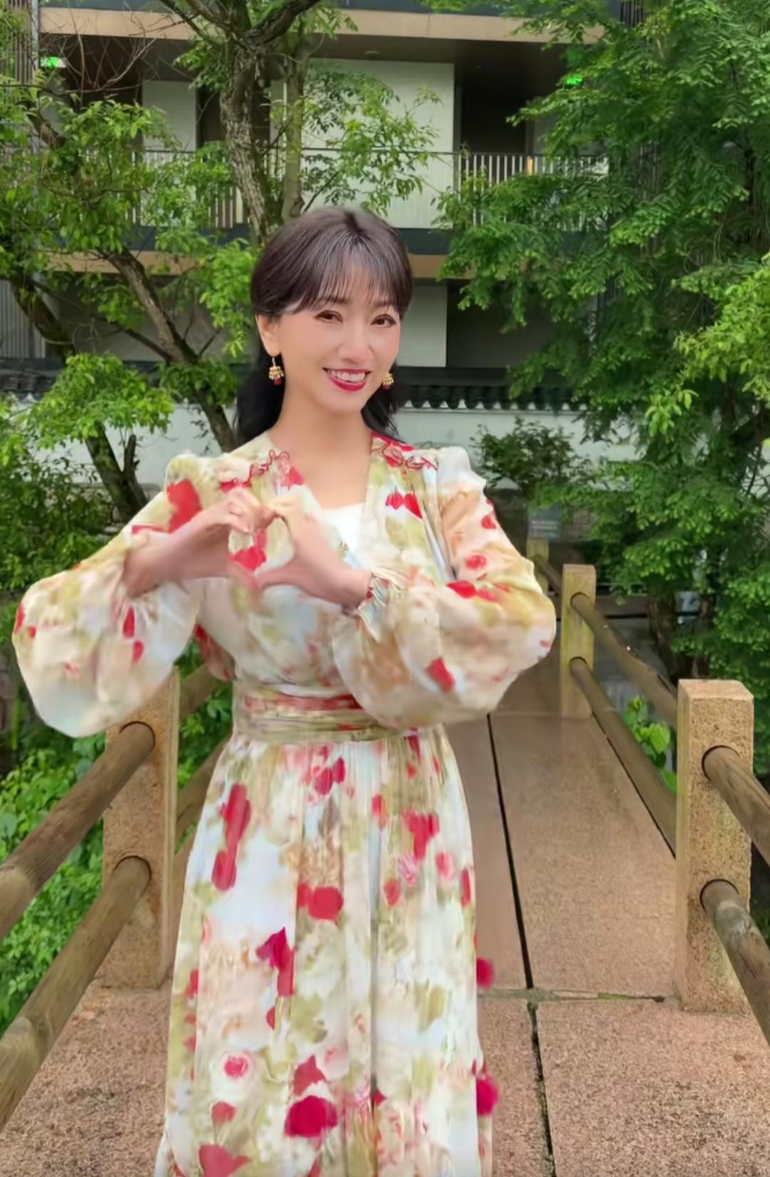 72岁的赵雅芝，在网上晒了一组照片，穿着碎花裙，皮肤又白又亮，笑起来特别