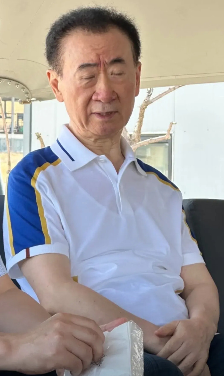 我一看王健林就知道他是四川人！一个特点就可以证明了……因为，他穿了“架架”。
