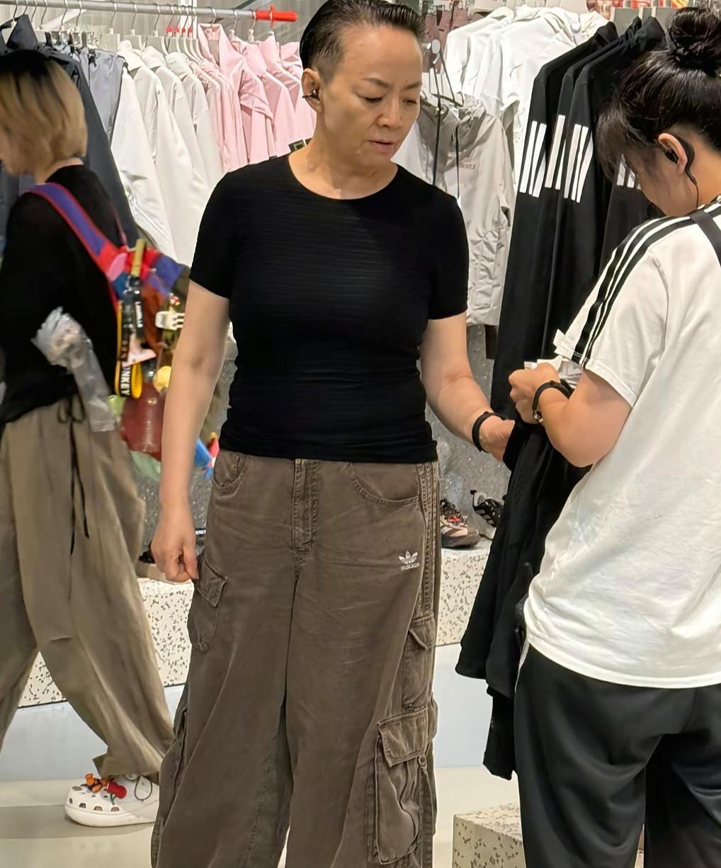 在北京三里屯偶遇宋丹丹逛街买衣服，她的穿衣打扮很一言难尽，看起来像一个男人，发型