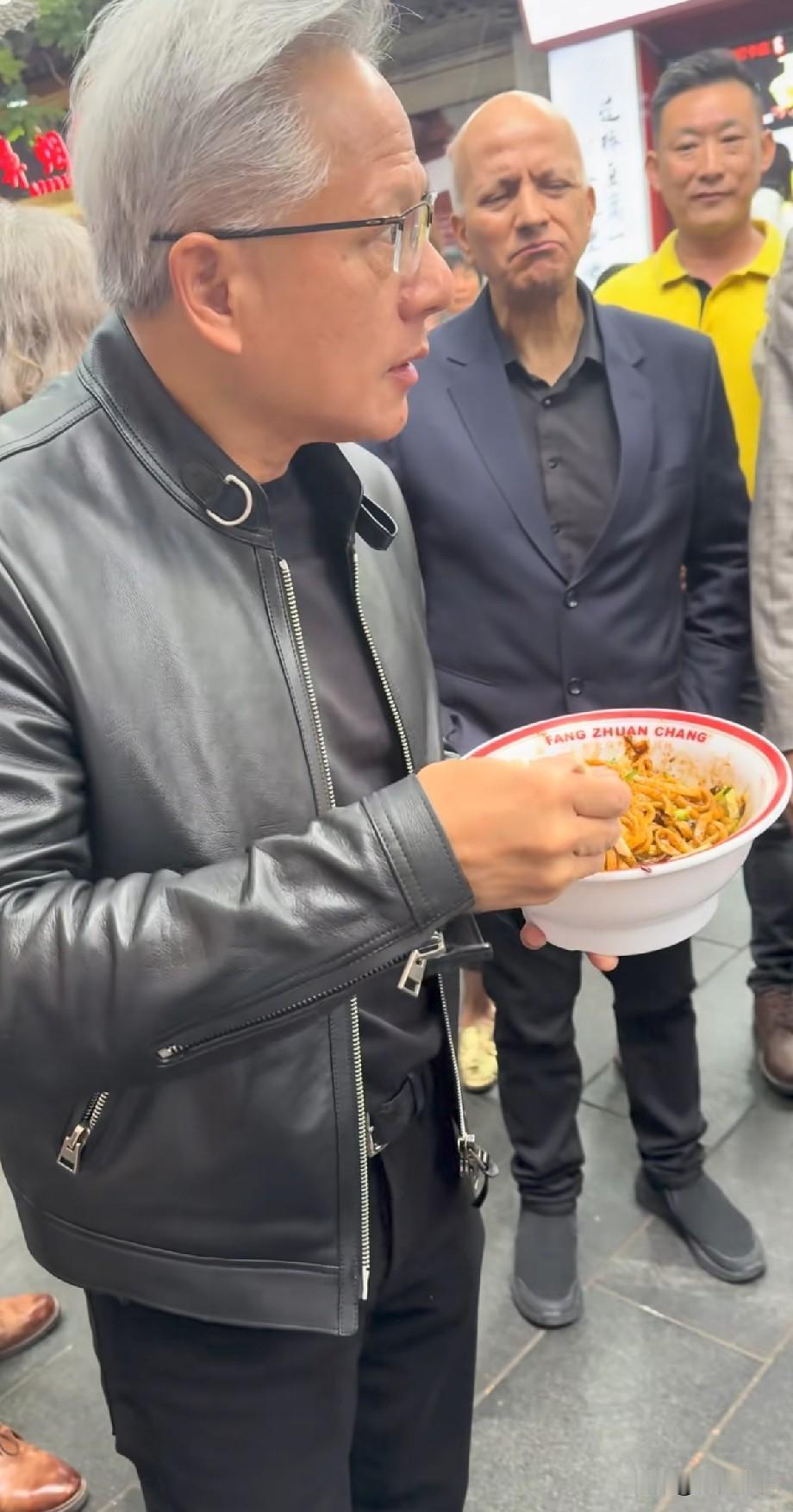 破防了！英伟达黄仁勋街头嗦面，一碗炸酱面直接干翻所有西装革履的大佬🔥谁能