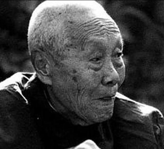 晚清时期，婉容把太监孙耀庭叫进闺房，命令他伺候自己冲澡。谁知，当她解开衣衫，孙耀