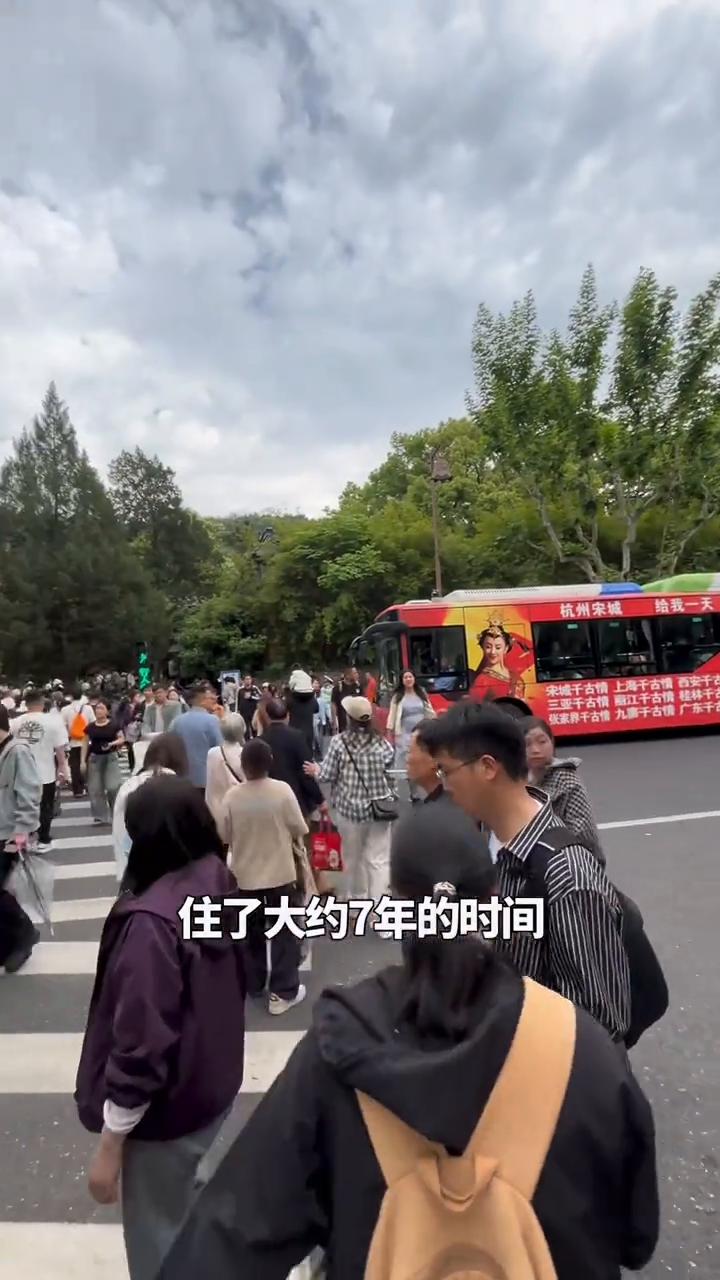 大家好，这就是五一的杭州。你们以为我挑这个时候来杭州是在讽刺杭州吗？不是。我在美