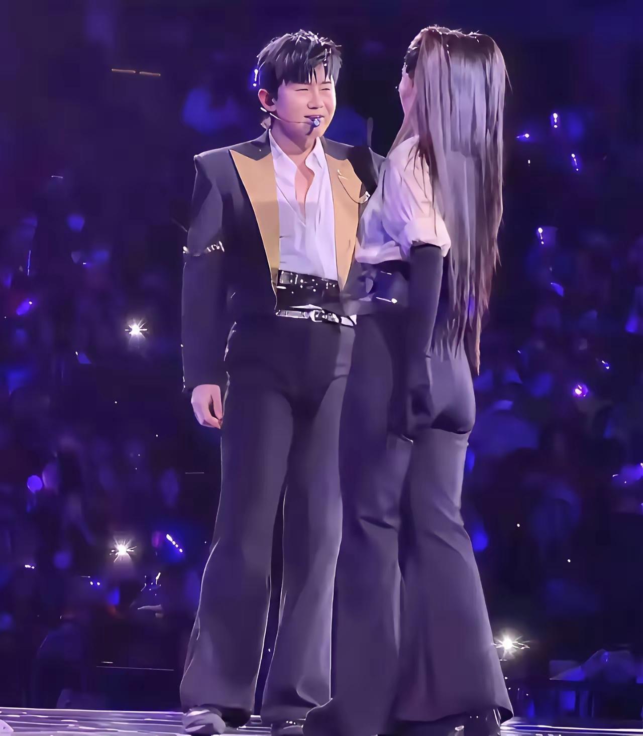 啊，这谢娜和张杰的澳门跨年演唱会，看到网友点评我真的是服了。没有网友提醒，我