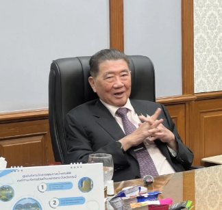 泰国内政部长普坦先生9月11日与媒体共进午餐，并带记者们参观了他的内政部长办公室