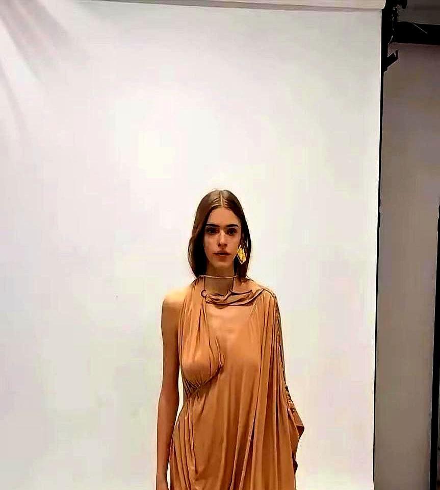 13年前一部捷克片，观众挤爆影院她脱得坦荡，票房却把《哈利·波特》甩在身后