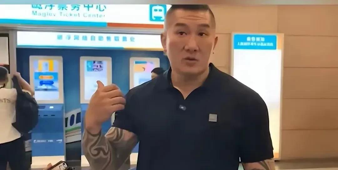 发现没有？应当可以打压国民党，却对馆长束手无策！馆长从一个支持民进党的一员，转