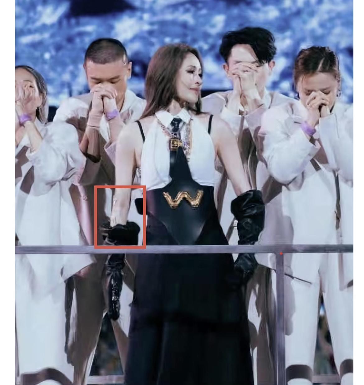 手臂上插着管子，她在台上连唱带跳了整整5分钟。这不是什么特效。是留置针。是