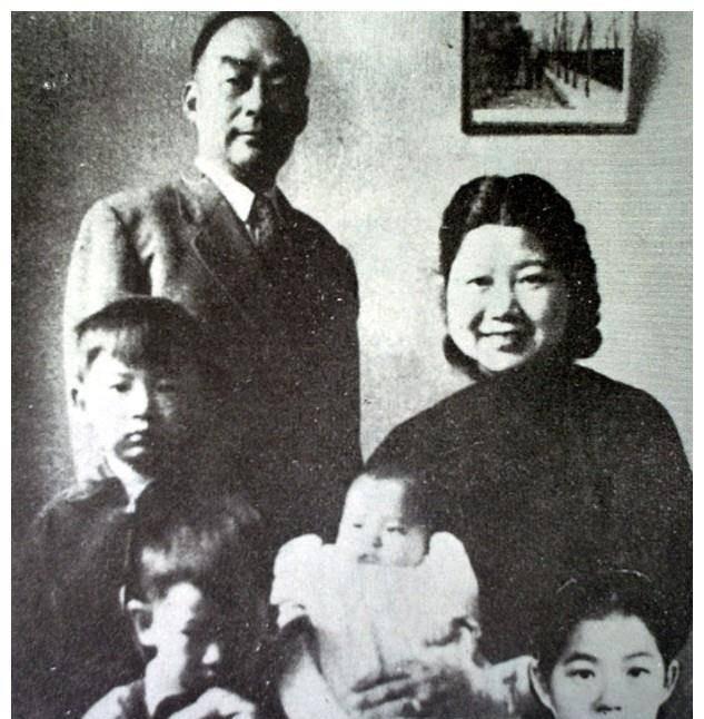 1936年，胡宗南爱上了有夫之妇黄鹤云，他甩给对方1000大洋：“钱归你丈夫，你