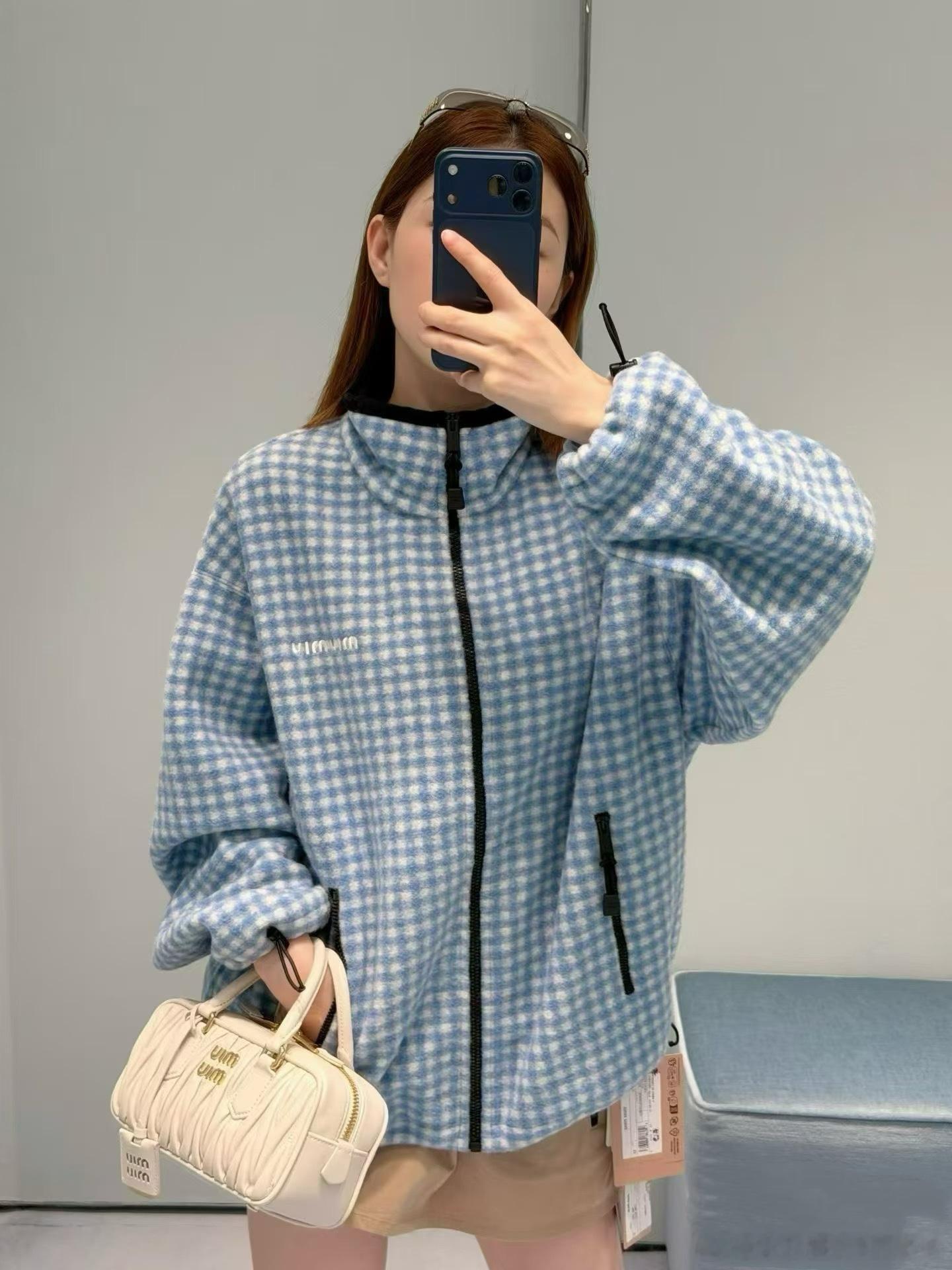 M*UM*U蓝白格纹摇粒绒套装软糯厚实，氛围感满满立领拉链外套，胸口刺绣lo