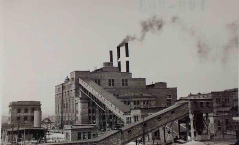 新中国成立初期，面对百废待兴的建设局面与资产阶级腐朽思想的侵蚀，党中央将拒腐防变