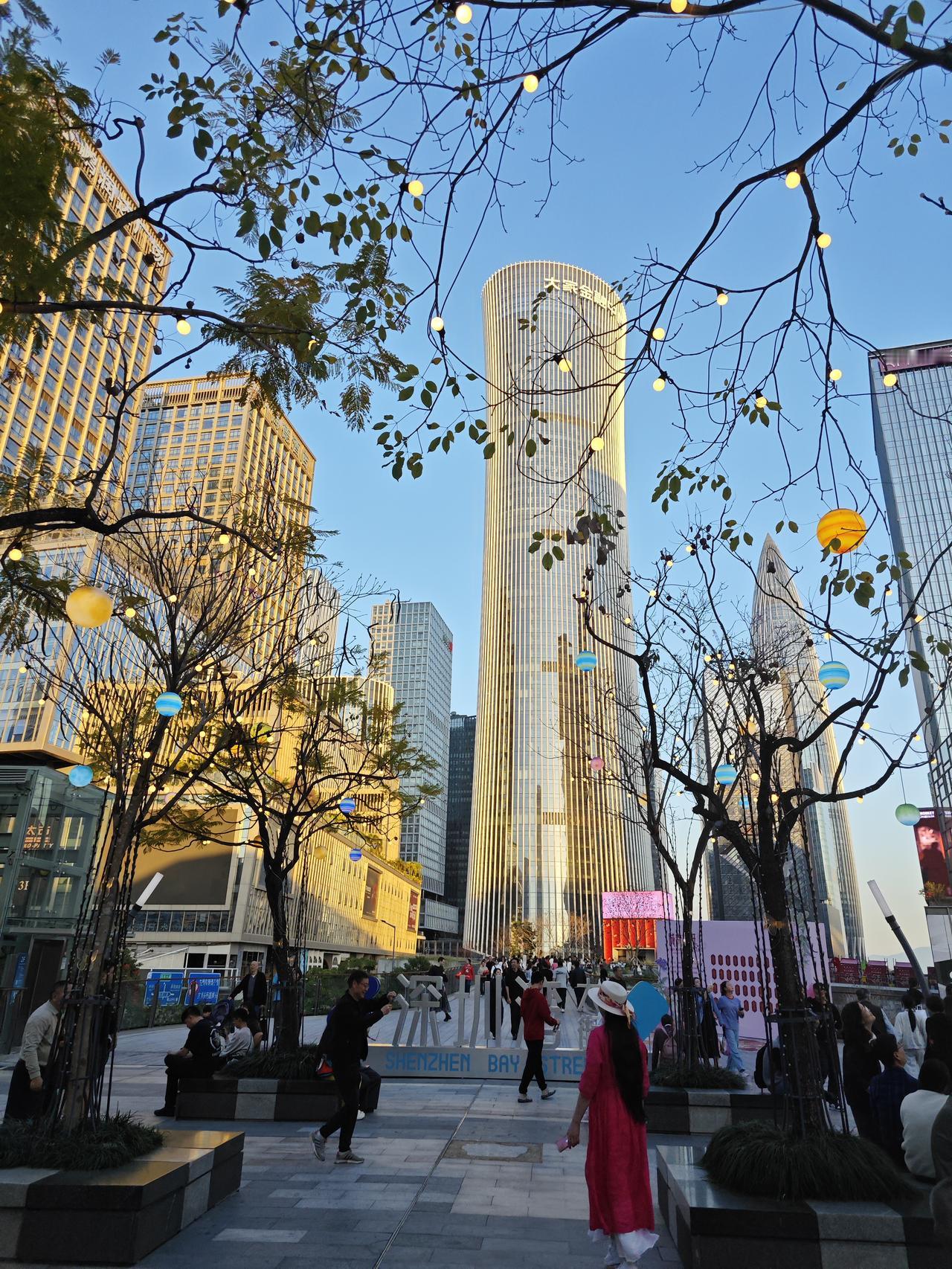 深圳经济实力第一区南山区，GDP突破万亿元，实力与颜值并存的海滨城区，现在应当是