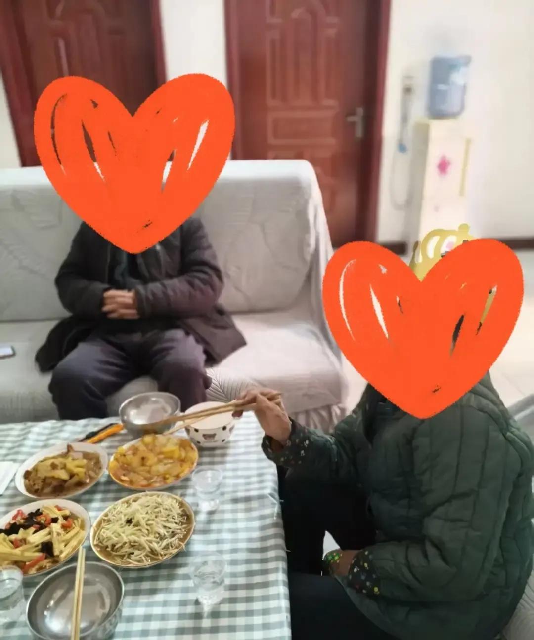 弟弟年前突然提议给老妈八十大寿摆十桌，说亲戚都等着喝喜酒。我直接脑仁疼。老妈