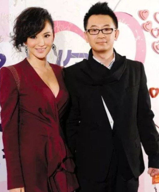 2011年，黄海波与小5岁的莫小棋恋爱了，为博美人一笑，黄海波送她价值300w的
