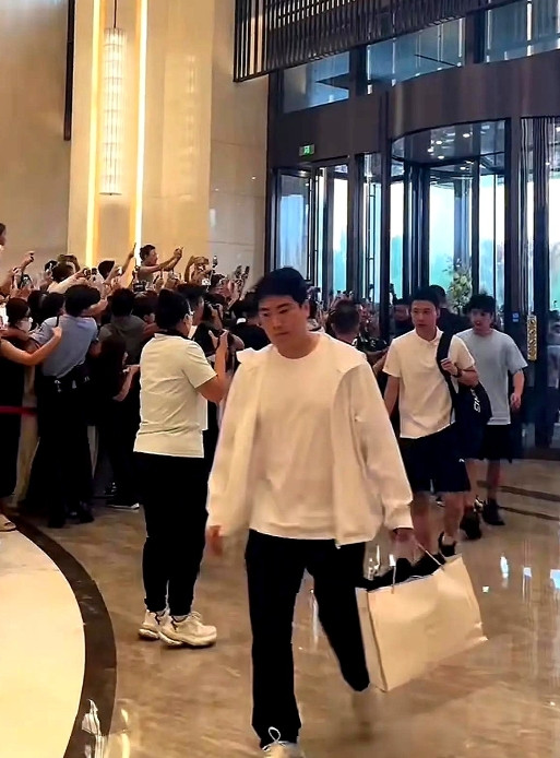 梁靖崑回北京了，手里拎的依然是那个纸袋子，甜甜绝对是最最低调的富二代，去山东参加