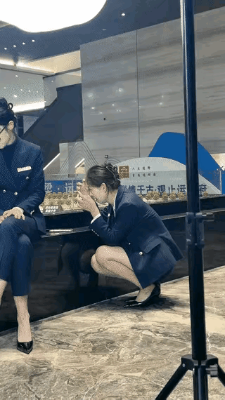 眼睛里进沙子了。