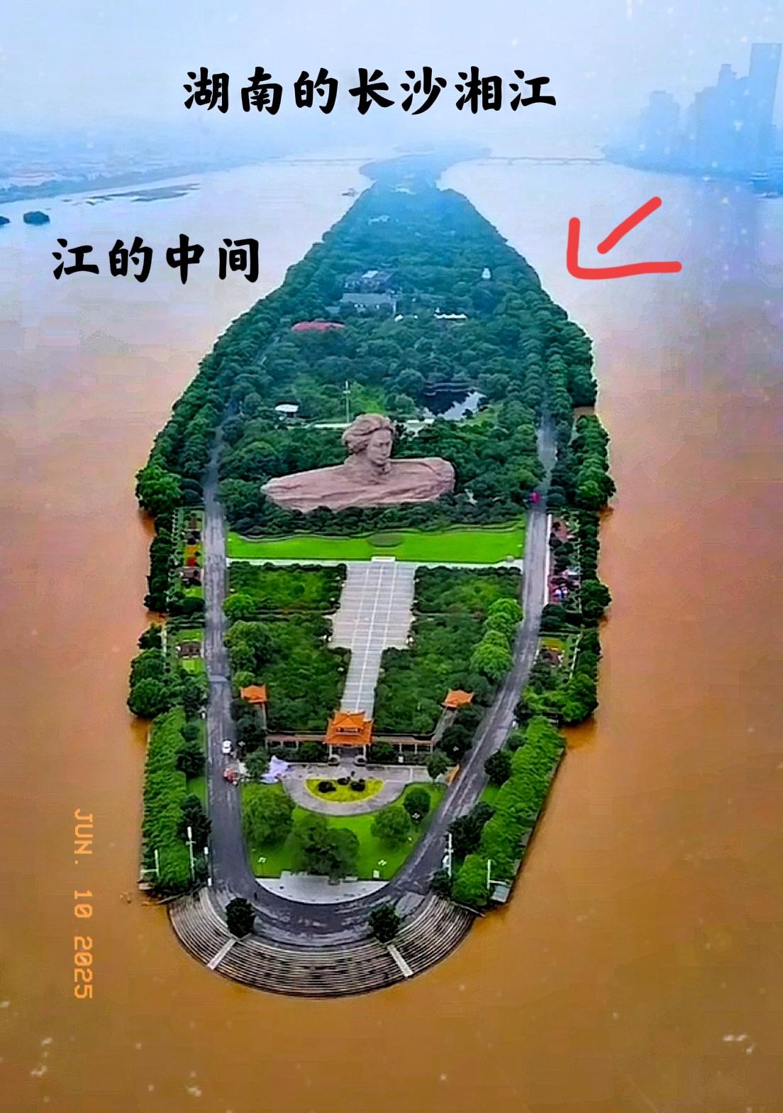 湖南长沙的湘江与湖北武汉的长江，怎么这么相似呢！两者各从市区的河流都有那么宽，长