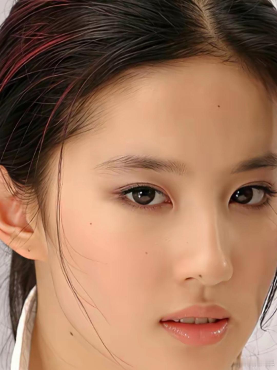 刘亦菲的脸简直是“素颜+怼脸拍”的天选！越不施粉黛越显清透灵气，镜头贴得越近，精