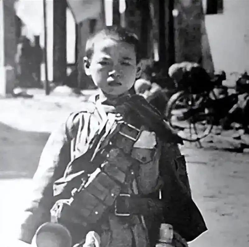 1936年，马家军要枪毙一个12岁的小红军。谁料，小红军说：“你们用大刀砍死我吧