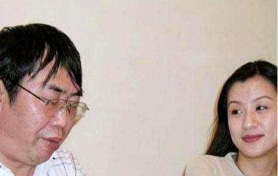☁1990年，棋圣聂卫平瞒着家中妻子，痴迷于教王刚的妹妹王静下围棋，一不小