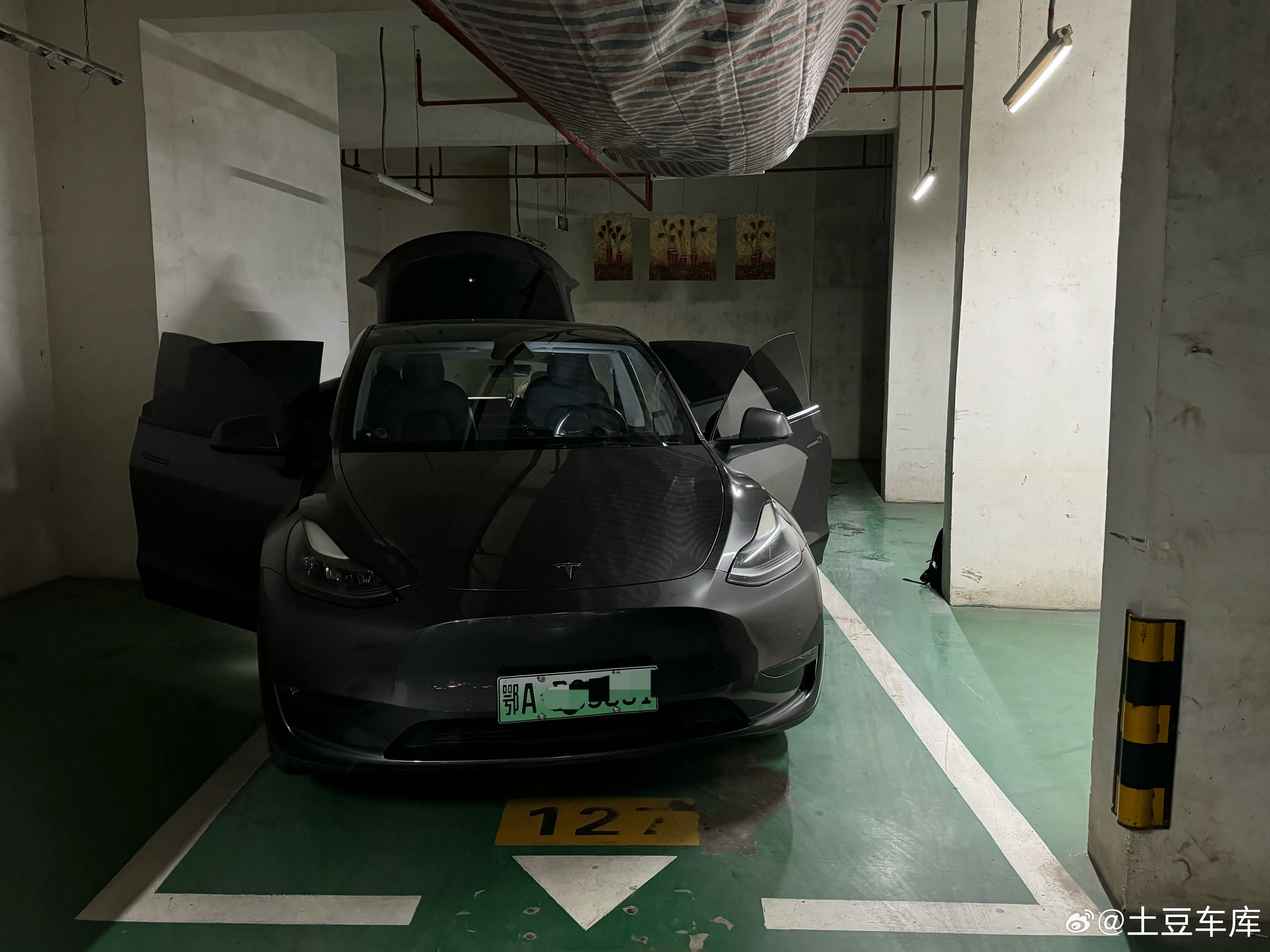 给特斯拉车主送到家整理车里物品这大哥当年一次性买两台特拉斯他自己开ModelY