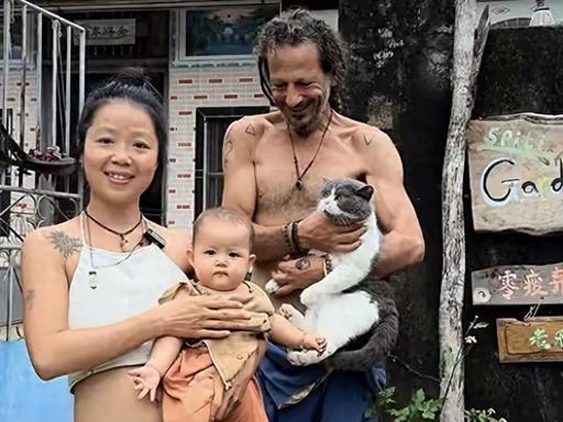 福建38岁女子林娜，携希腊丈夫斯皮尔与混血儿子定居海南文昌山村。一家人没有固