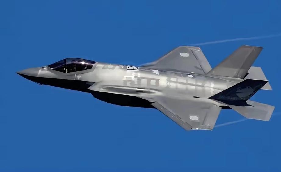 美军一直搞不明白，为啥自己的主力战机F-35刚从日本基地起飞，飞行不到200公里