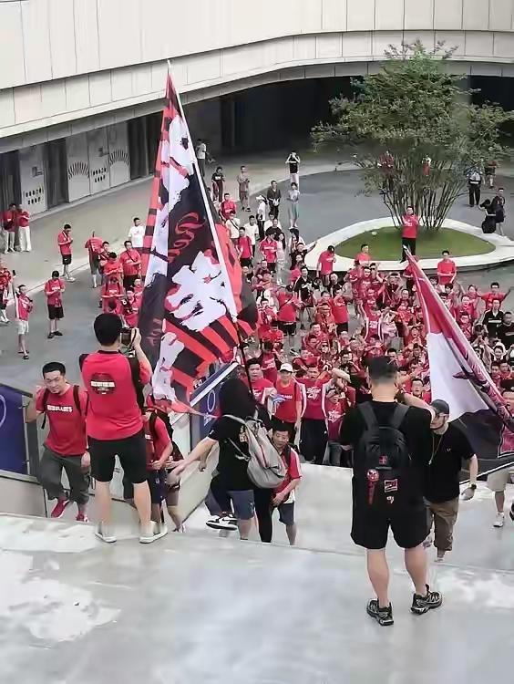 中超最好最操心的球迷群体之一有蓉城球迷一席之地！为啥这样说呢？首先蓉城球迷不仅关