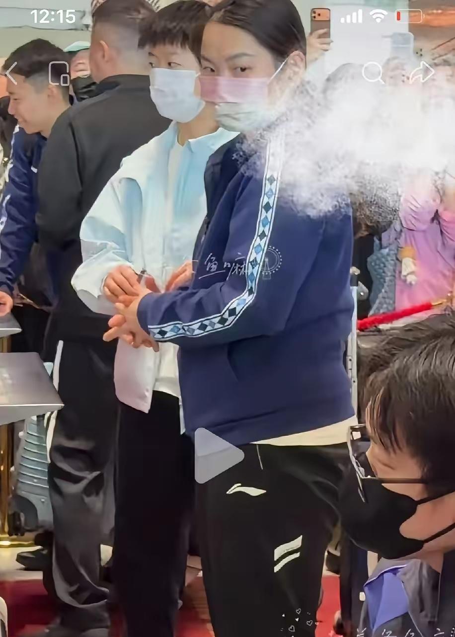 王楚钦你长点心昂，有些话不方便说，你有点眼力见儿好吧，莎莎的行李这么重，