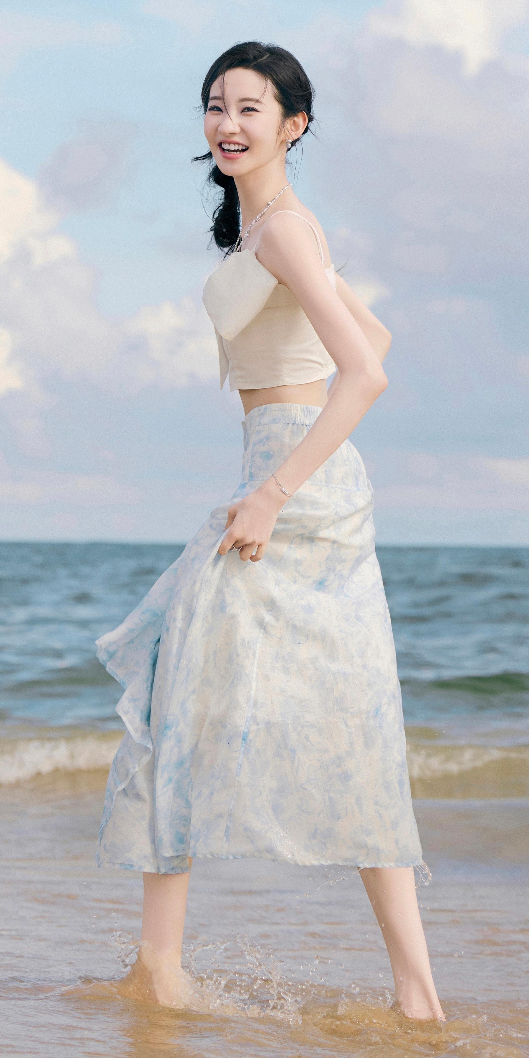 张艺凡高清壁纸：夏日裙装海边写真大片，仙气飘飘。张艺凡