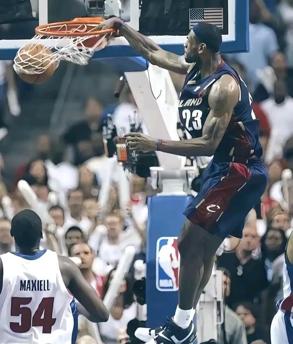 当今NBA能做到如下这个动作的，还有谁？詹姆斯弹跳高度113cm，按体测数据，